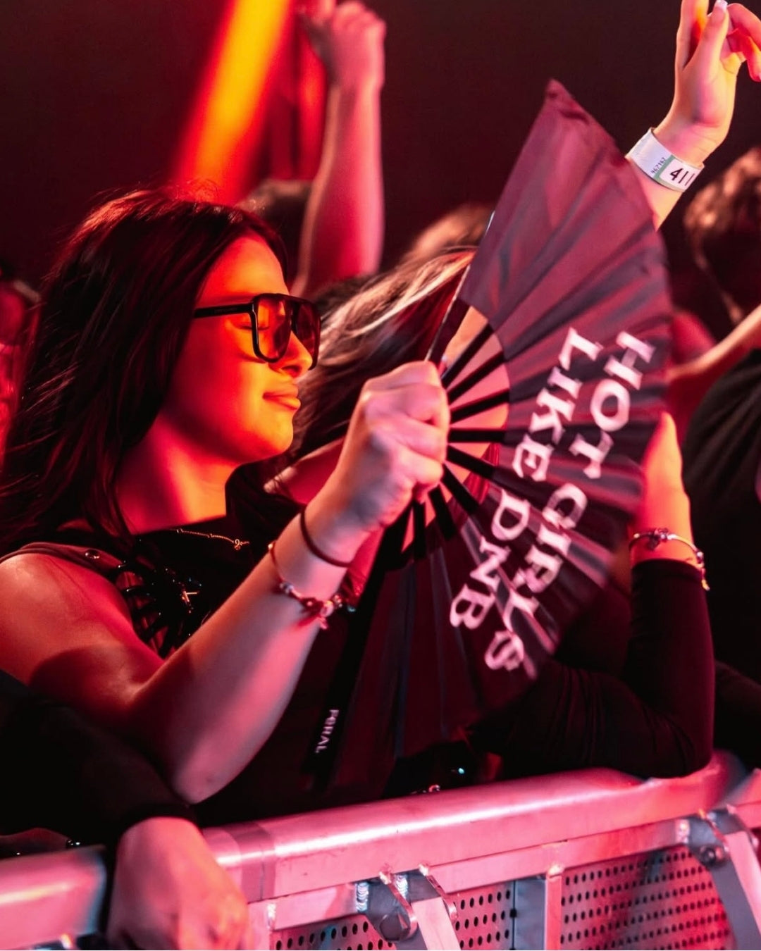 HOT GIRLS LIKE DNB FAN