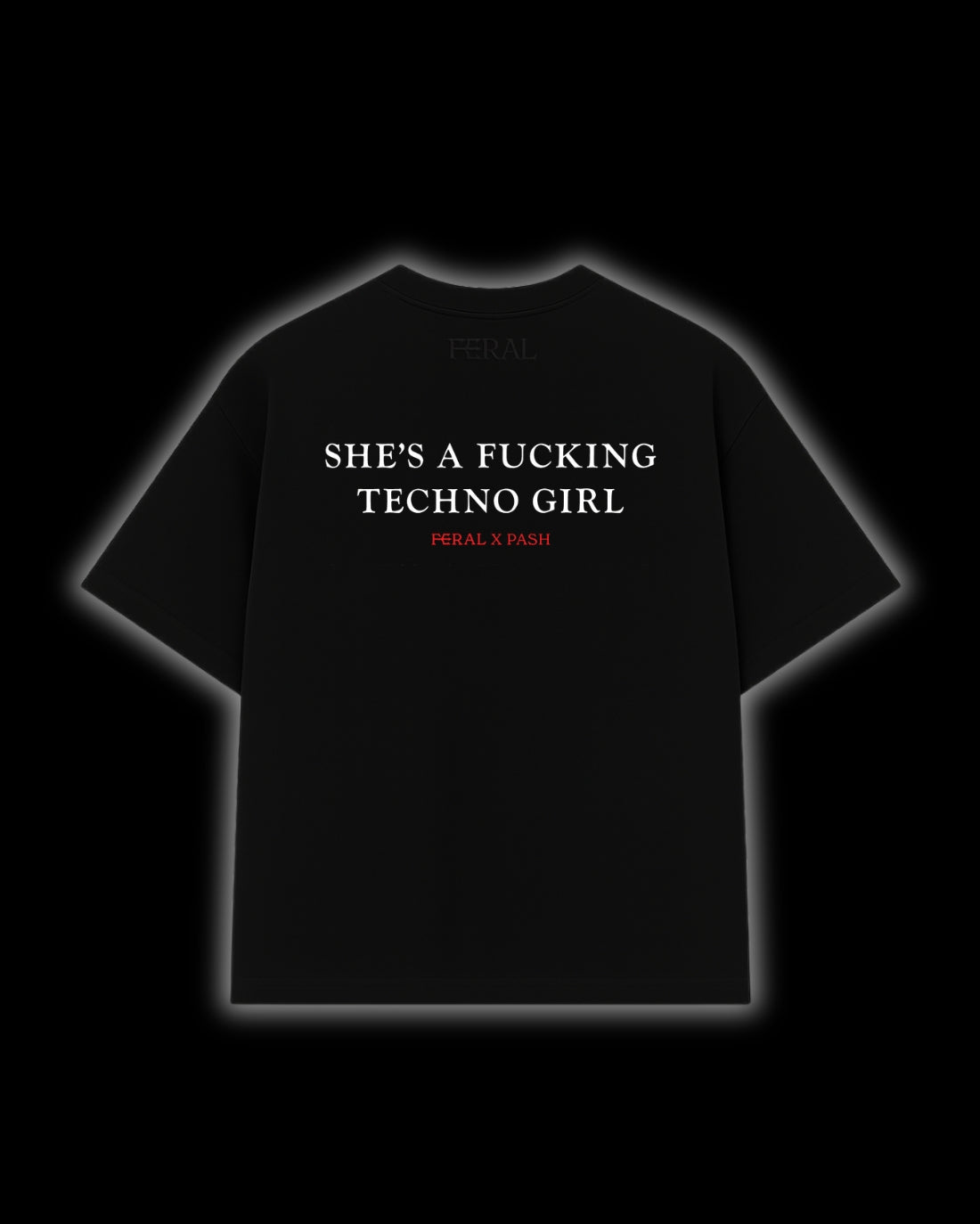 T-Shirt mit der Aufschrift „SHE'S AF***ING TECHNO GIRL“.