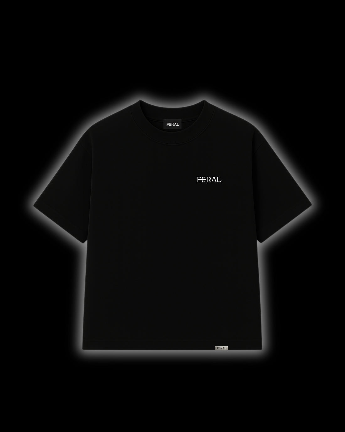 T-Shirt mit der Aufschrift „SHE'S AF***ING TECHNO GIRL“.